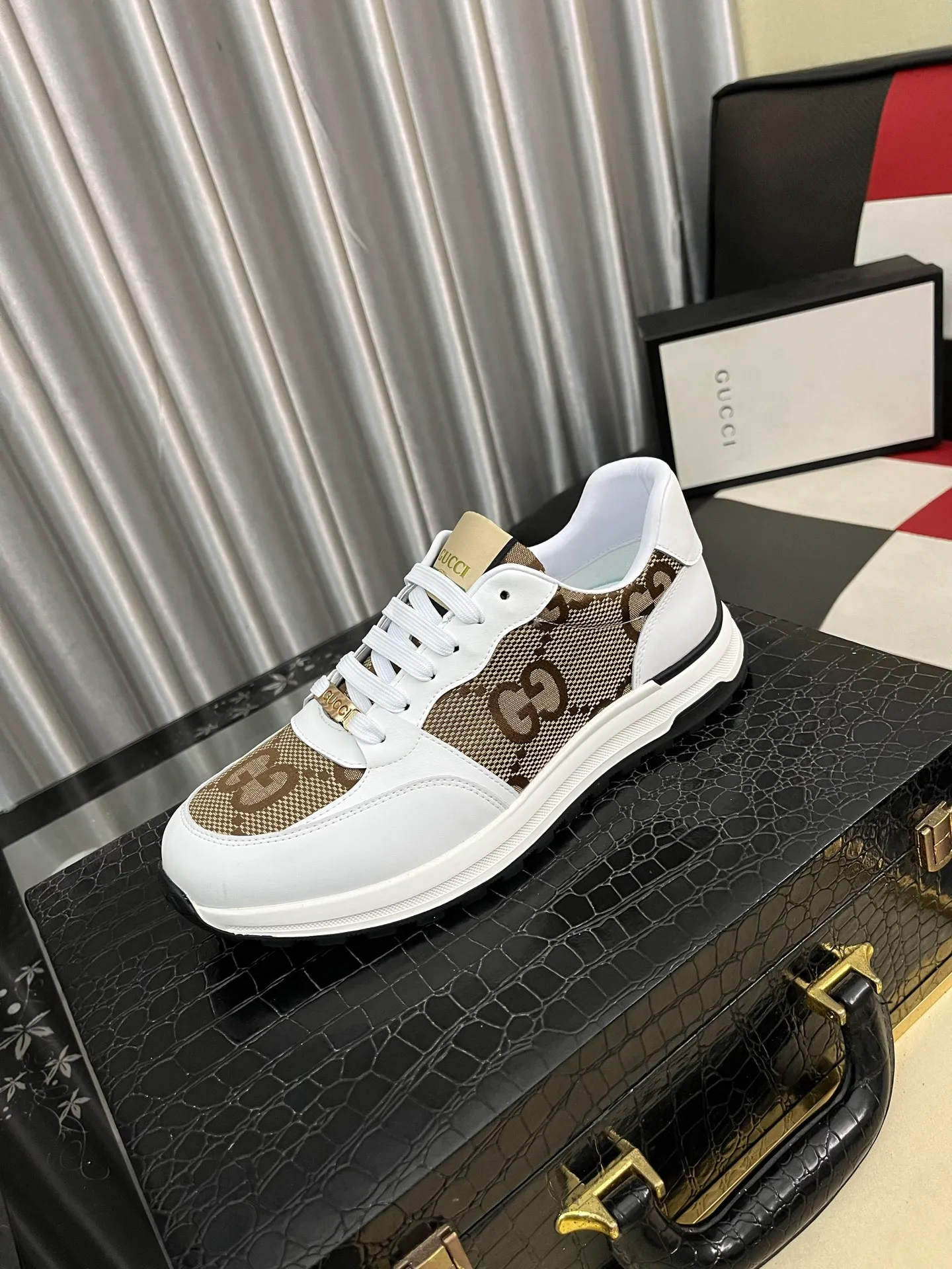 Men's shoes💰420⌚️⌚️[GUCCI] Gucci men's casual shoes are absolutely popular🔥The ultimate matching item for trendy men! The charm of super texture is irresistible, the main recommendation, the flower leather color is bright! The upper is made of high-quality cowhide + breathable fabric, sheepskin feet, wear-resistant rubber sole, noble and elegant! Extremely comfortable🎁🎁You can be as handsome as you want💪 38-442️⃣colors available